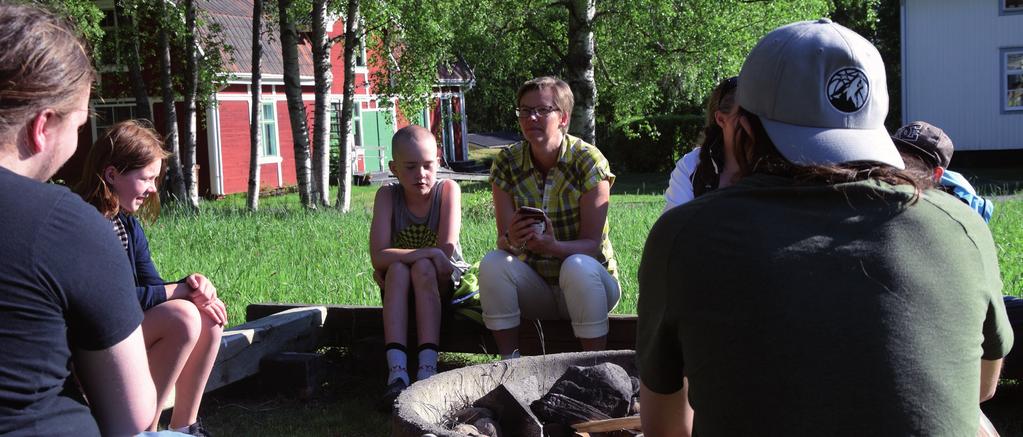 3 Örjan 3 2018 Smilla Söderholm (t v), Vincent Alseryd, Mona Norberg och de andra i MaxiMellanMera ber scoutbönen vid varje träff.