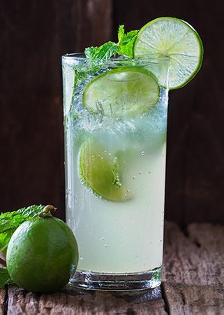 Förklaringen ligger i att traditionella cocktails har intressanta dofter och den stora öppningen i glaset låter din näsa komma nära dryckens yta när du dricker.