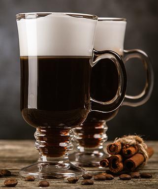 Irish Coffee-glas Varma cocktails, som en irish coffee och en varm toddy, serveras bäst i ett irish coffee-glas som är tillverkat av värmebeständigt glas och har ett handtag för att du ska kunna