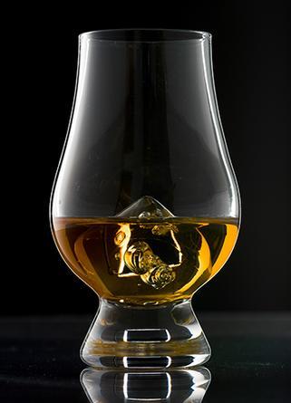 Glencairnglas Detta eleganta och funktionella glas för single malt whisky har utvecklats av kristalltillverkaren Glencairn Crystal Ltd. med syfte att ge maximal smakupplevelse när du dricker whisky.