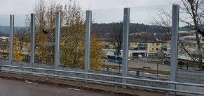 Transparenta skärmar med Tingshuset i fonden Transparenta skärmar med
