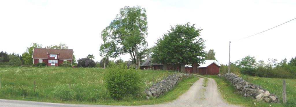 Den äldre vägen i nord-sydlig riktning har stenmurar på