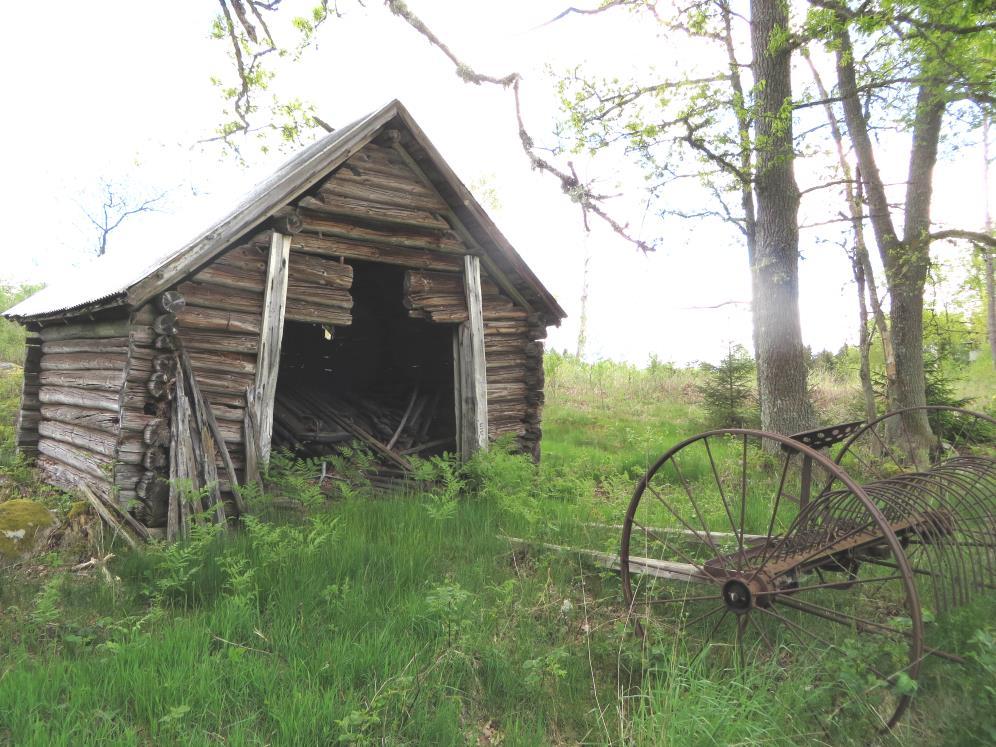 Den ligger i byns utkant längst åt öster, vid mossodlingar.