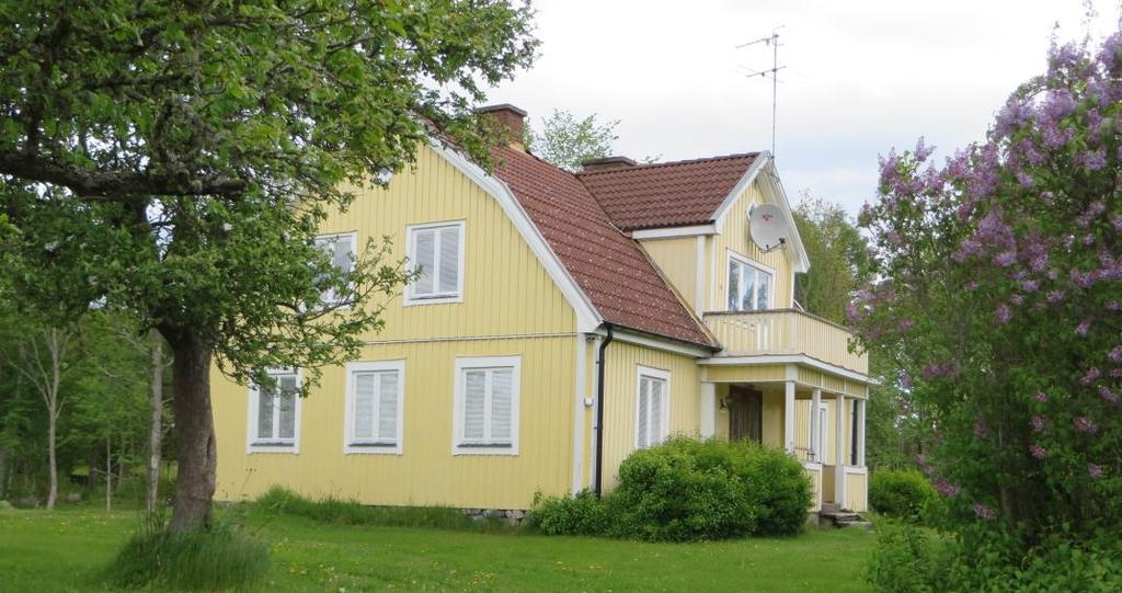 Den andra gården norr om Kalmarvägen har en äldre mangårdsbyggnad (1869) som
