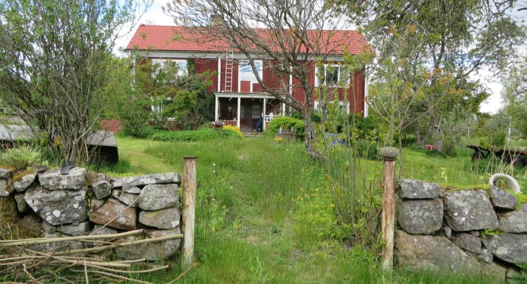 Denna gård söder om Kalmarvägen är byns enda parstuga (1852),