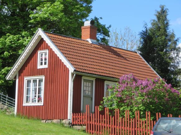 Gårdens undantagsstuga samt en äldre mindre
