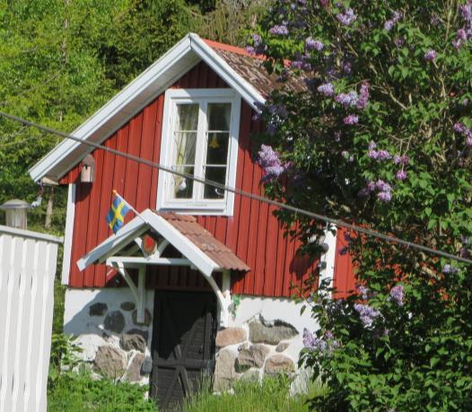 torpställe med uthus i sten och bevarad ladugård.