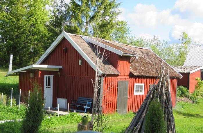 till det strategiska läget vid vägen och till