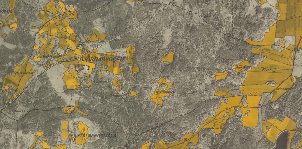 Ekonomiska kartan från ca 1940 visar bland annat de viktiga mossodlingarna långt ifrån bykärnan. De tre madhusen (ängsladorna) samt kvarnen inringade. Kalmarvägen rätades ytterligare 1958.