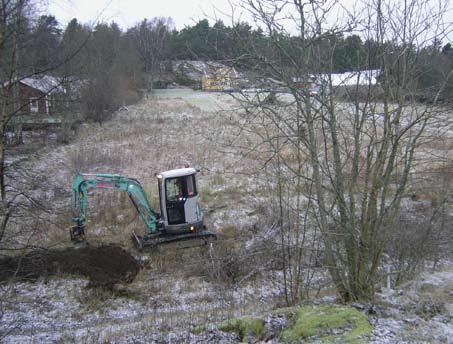 Fig. 7. Redan i första sökschakten påträffades förhistoriska boplatslämningar. Foto mot väst: Gisela Ängeby.