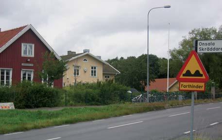I nära anslutning till vägen finns fyra skolor med totalt cirka 1 600 elever, varav en stor andel går, cyklar eller åker moped till skolan.