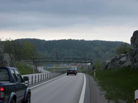 På sträckan fram till skolan behöver vägen breddas till 8 meter och refuger byggs ut på samma sätt som i Alternativ Förbättrad Befintlig Väg.