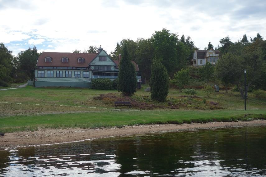 100 Det sägs att 70 % av Ronnebyborna på något sätt var inblandad i Brunnskulturen med dess besökande, behov av nöjen men i botten behovet även av hantverksskicklighet, som står sig även idag.