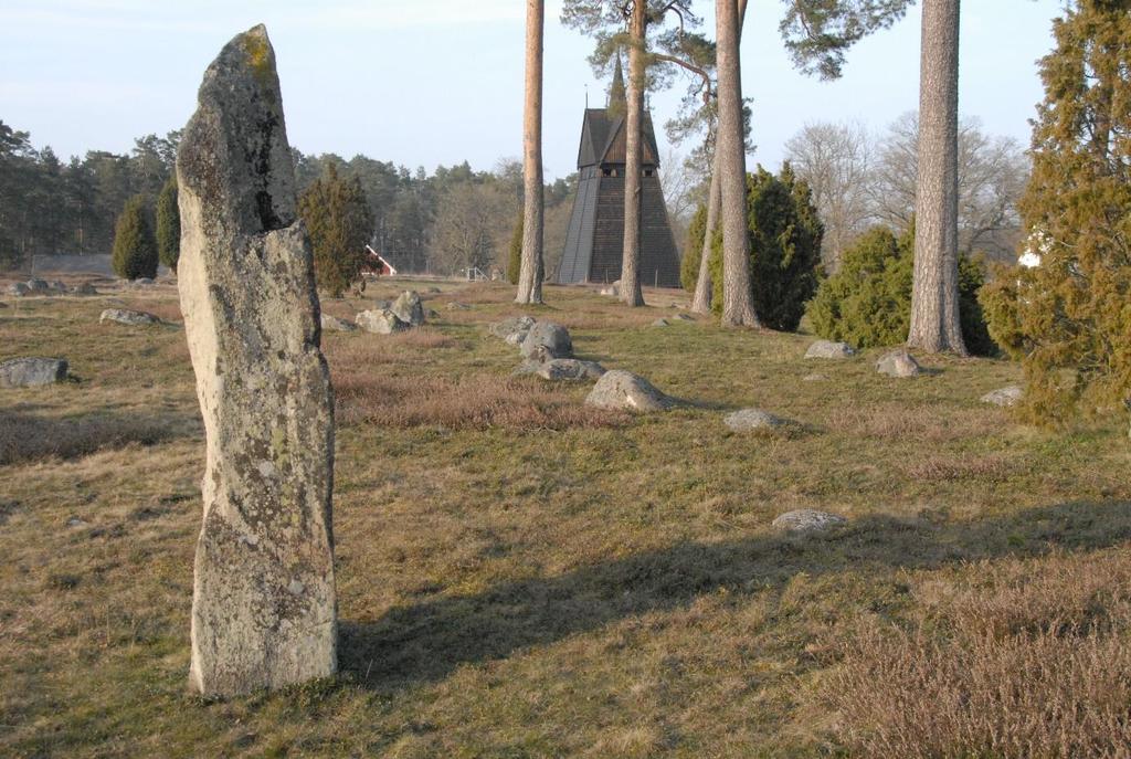 103 FRÅN MÄKTIGA TINGSPLATSER OCH SKEPPSSÄTTNINGAR TILL FYNDPLATSER FÖR GULDGUBBAR Vi talar ofta om den stora och den lilla tiden. Den lilla tiden är vår egen tid.