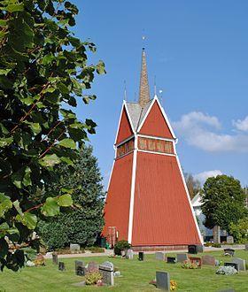 Samhället har utvecklats kring kyrkan som ståtar med sin klockstapel från 1600-talet. I samhället finns skola, dagis, närlivs, mack och restaurang.