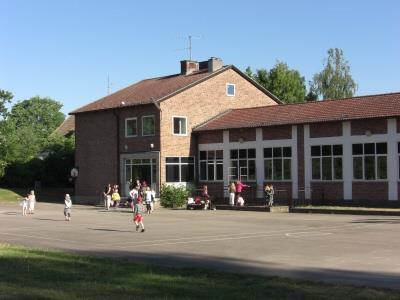 Ett mycket starkt föreningsliv med hembygdsförening, som har sin hemvist i Vanslättgården bör noteras liksom idrottsföreningen med idrottsplatsen, företagsförening och
