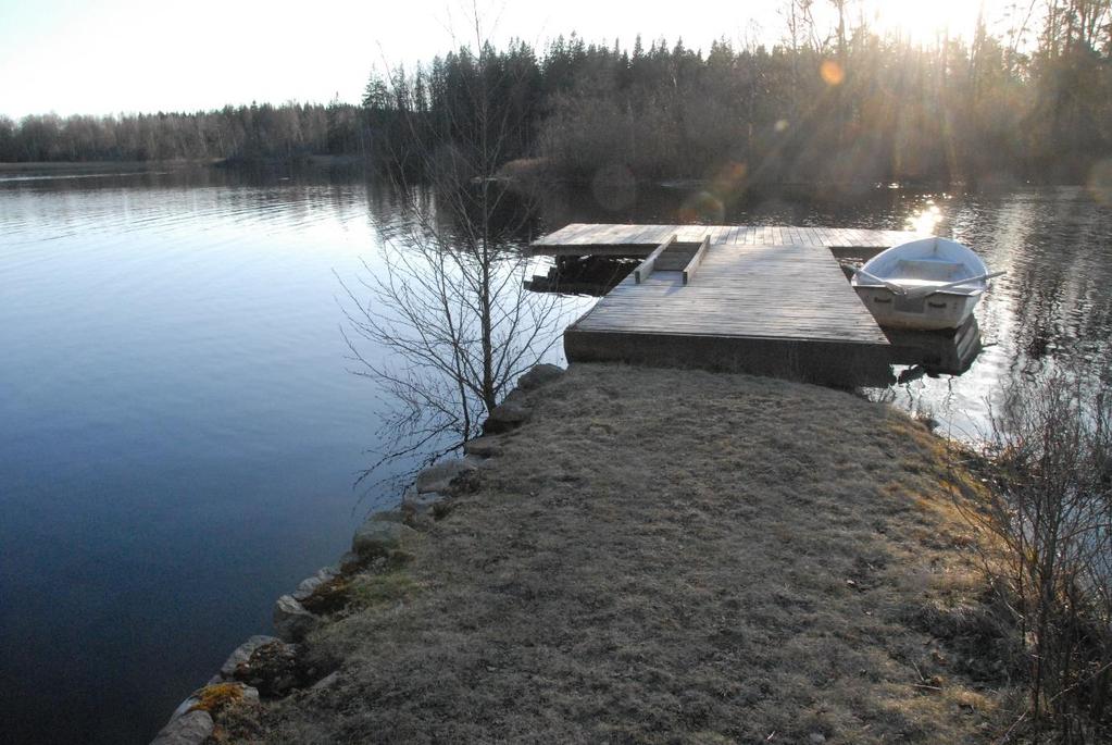 65 Tjurkhult Det ligger nära sjön Tjurken som har höga naturvärden med flera informella platser längs stranden och intressanta bokskogar som