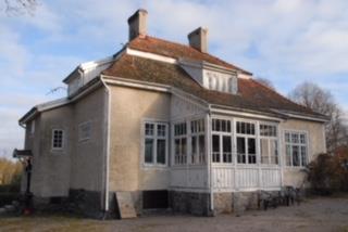 76 Göholm och Gökalv Mot sydväst övergår Kuggeboda som ett anrikt bonde-, trädgårdsodling- och fiskelandskap till Göholm som är ett utpräglat herrgårdslandskap med sägenomspunna namn som Johan Puke,