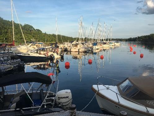 81 Järnavikskärgården Järnaviksskärgården täcker in ett vidsträckt havsnära landskap från Tjärö och Eriksberg i väster, över äldre bosättningar, platser och gårdar som Järnavik, Pagelsborg, med sitt