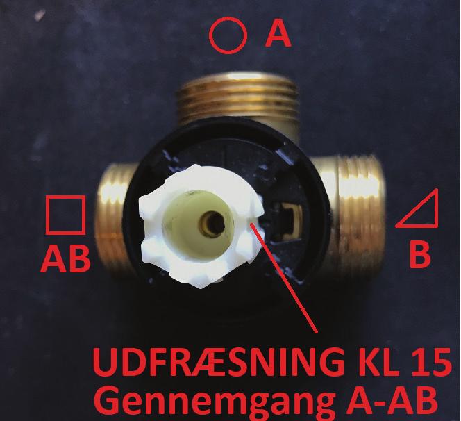 Installation af ESE fordelings/blandeventiler og -motor: Solfangere i to retninger; Ekstra varmekilde; Udedel; Pool; ktiv køling Växelventiler/fördelningsventil: Ventil (HYSS Flexible funktion) V11