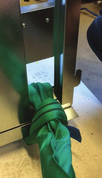 Förflytta, bära och placera HYSS-kabinettet vemballera kabinettet och solfångarna försiktigt och gå igenom produkterna noga för att upptäcka eventuella transportskador eller andra defekter.
