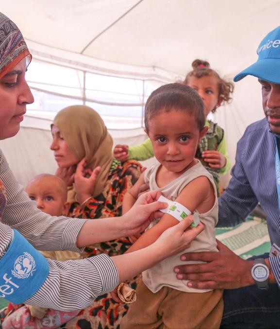 UNICEF/Souleiman UNICEF hjälper barn och familjer som flytt från våldet I ett flyktingläger i nordöstra Syrien arbetar UNICEF-personal med att kontrollera om barnen lider av undernäring genom att
