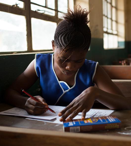 UNICEF/Bindra SIERRA LEONE I Sierra Leone är det ungefär 230 000 barn som av olika anledningar står helt utanför skolan.