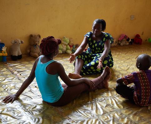 UNICEF/Phelps I byn Kabale i västra Uganda bor Fred Zake med sina två döttrar och frun Abasa Navassa.