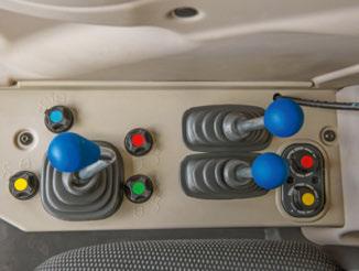 Smidi elektrohydraulisk manövrerin av trepunktslyften bak med aktivt stötdämpande stabiliserinssystem.