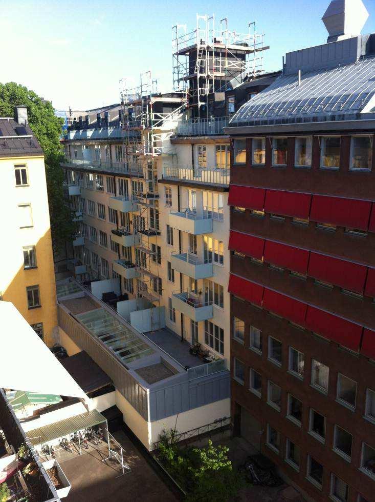SID 12 (13) Störningar och risker Buller För att uppfylla bullerkraven inomhus vid ny-/ombyggnad av lägenheter, ljudklass C, har innerglasen ersatts med en ljudlamellruta.