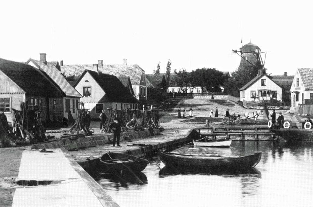 Längs kusten går en väg endast avbruten vid hamnen.