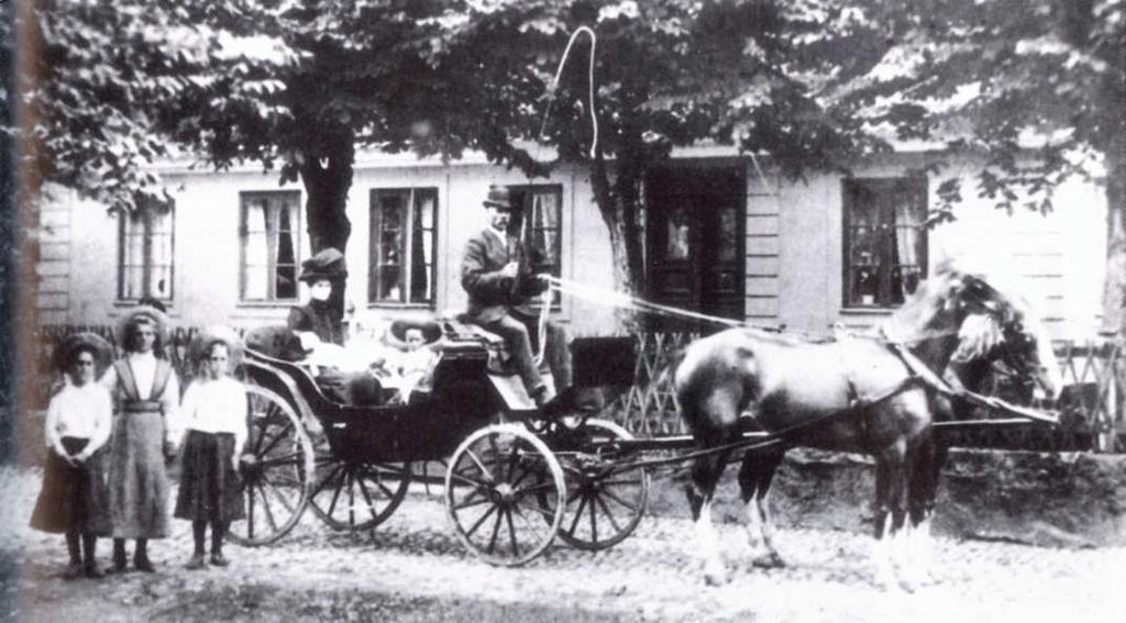 senare Ines Bengtsson (Jönsson) född 1883 med man Johannes Bengtsson född 1866. Johannes var häståkeriägare och postförare i Viken. Han ägde då nummer 13.