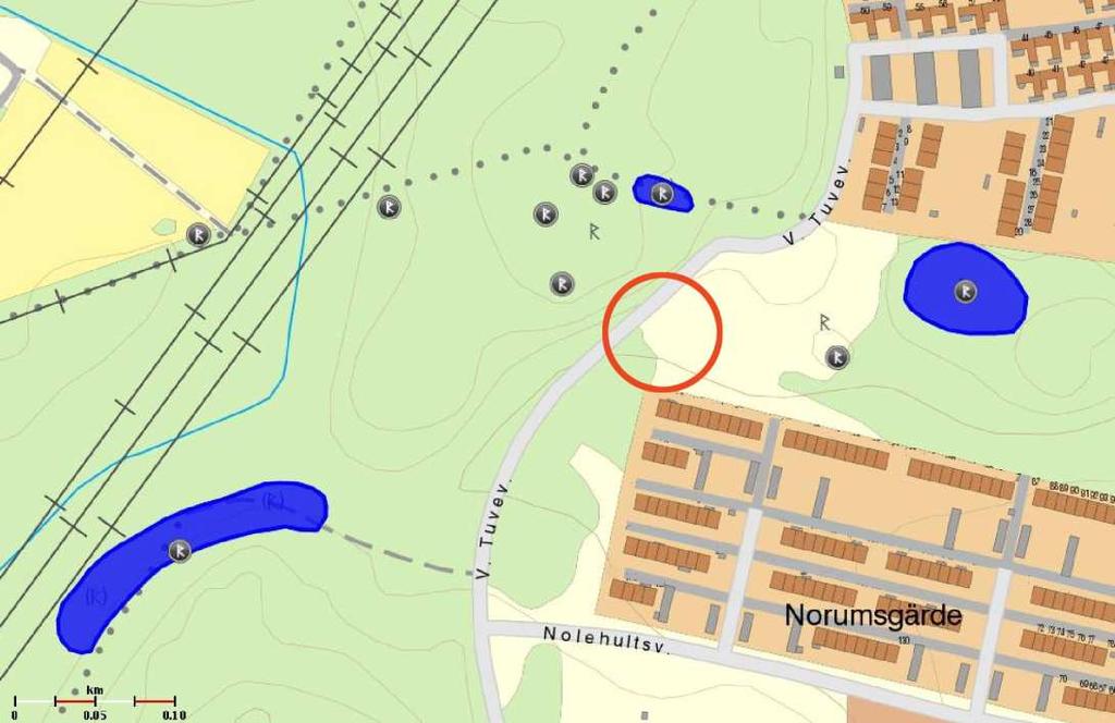 Siktlinjer mellan fornlämningarna räknas in i fornminnesområdet och ska bevaras. Idag finns inga siktlinjer mellan fornlämningarna då träd skymmer sikten.