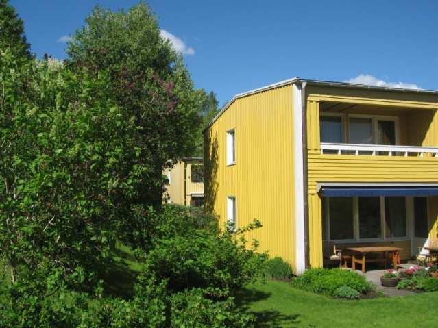 Utdrag från karta från arkeologisk utredning i Tuve (2008:2179). T.H. Utdrag från Fornsök (karta från riksantikvarieämbetet med fornminnesinformation).