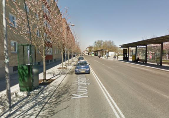 Kungsgatan som ligger ca 150 m NO om mätstationen trafikeras av drygt 13 000 fordon/dygn. Uppsalas mätstation för urban bakgrund är flyttad till Dragarbrunnsgatan fr.o.m. 2018 p.g.a. störande byggverksamheter fr.