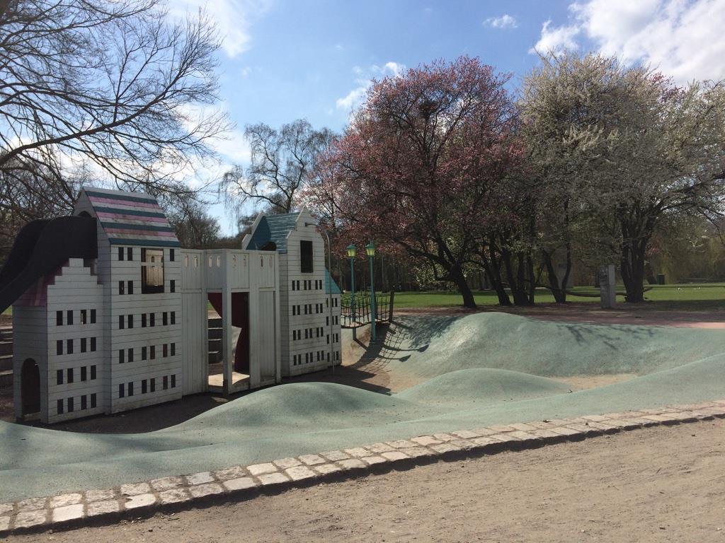 Teaterlekplatsen År 2014 invigdes Teaterlekplatsen som är en del av Pildammsparken och löper längs med parkens östra sida.