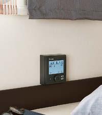 HYLLOR VID BÄDDARNAS HUVUDÄNDAR Panelen vid bäddarnas huvudändar skapar en behaglig atmosfär.