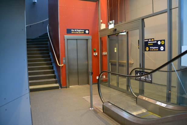 Efter aktiverat flöde: Kontrollera att Schengen-dörren som leder rakt fram till plan 3 är stängd. Och att dörren till vänster i bild, in till Non Schengentrapporna, är öppen.