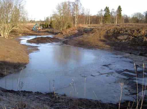 O Åmot lilla våtmark Bäcken våtmark Den förta vattenpegeln man möter när man kommer från :an är Åmot lilla våtmark. Våtmarken är anlagd i en liten bäckravin.