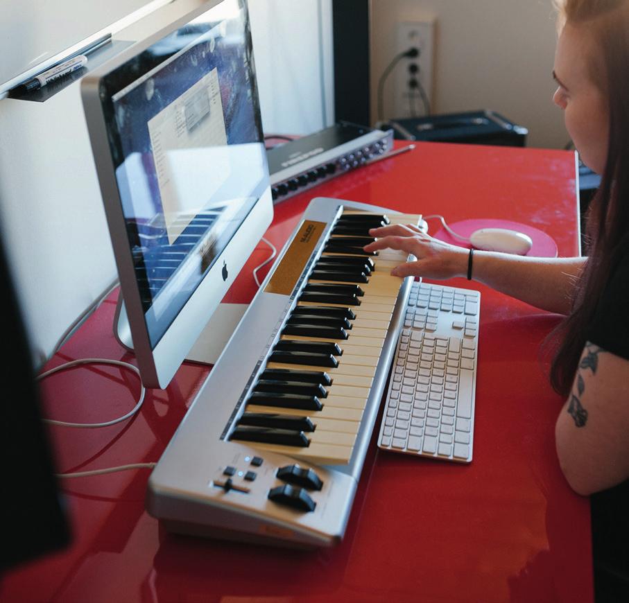 MUSIK / FILM Att skriva musik till rörlig bild Om filmmusik 14 18 juni Varför ska man ha musik i film? Hur kommer den till? Vad är musikens roll i filmiskt gestaltande?