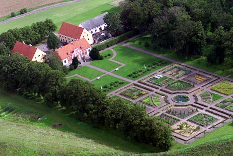 I KATRINETORPS HERRGÅRDSMILJÖ CUSTON VÄGKROG MITT I SKÅNE ISOLA BELLA