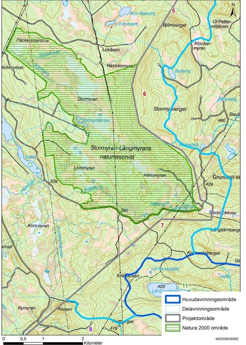 15 7 SKYDDSVÄRDA OMRÅDEN I området har viktiga och känsliga områden identifierats och sårbarheten med avseende på risk för påverkan har bedömts. 7.1 Naturreservat och Natura 2000-områden Stormyran-Lommyran är ett Natura 2000-område som ligger precis väster om Björnbergets projektområde.