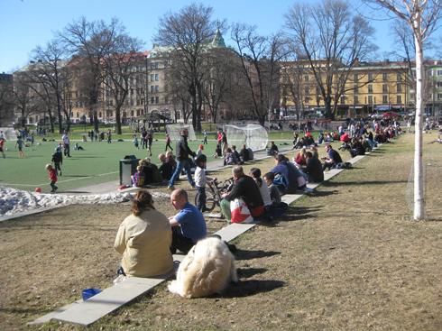Vintertid spolades den till isbana och från våren till hösten användes den till bollspel vilket gjorde att gräset aldrig hann återhämta sig.