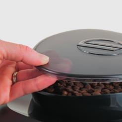 3 Medan kaffemalningen pågår, tryck ned och vrid på vridknappen för reglering