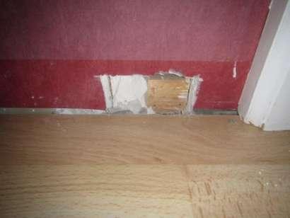 Ett 5x7 cm hål togs upp i nederkant av bärande mellanvägg i entréhallen. Syllen är obehandlad och ligger på en fuktspärr. Fuktkvoten i syllens nederkant mättes till 12 %.