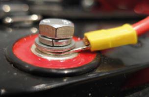 ANSLUTNING AV BATTERIER På vissa modeller kan batterierna vara ansluta vid leverans, men det är ändå viktigt att kontrollera så att de är ordentligt anslutna innan ni använder er Blimo.