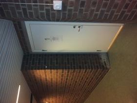 Efter läktaren kommer linjen fortsätta till trapphuset som leder till sporthallens omklädningsrum, där den kommer gå upp på glaspartiet som leder till sporthallens omklädningsrum.