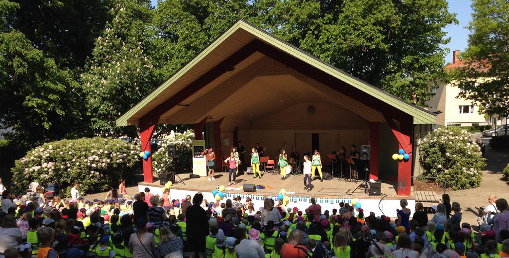 Sommarshow Kulturskolan Häng med på Kulturskolans musik-, dansoch teaterföreställning i Skolparken. På scenen: Lärarbandet från Kulturskolan. Tisdagen 28 maj Skolparken klockan 10.