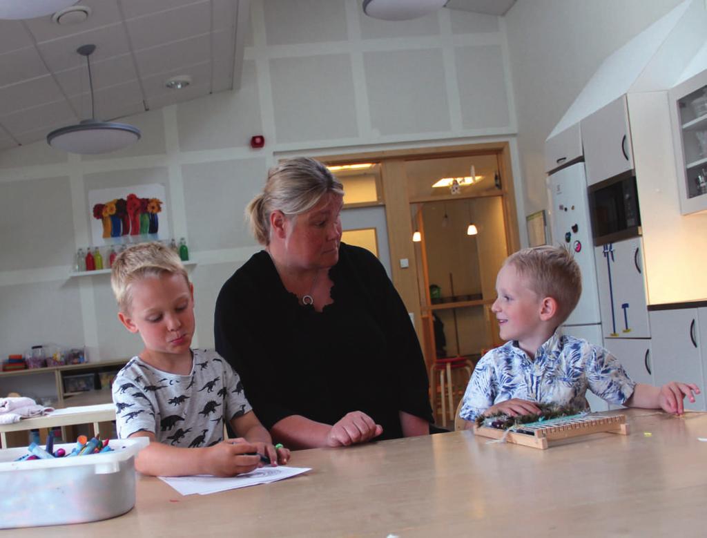 Hur visar vi varandra omtanke när vi sitter och pysslar? London Didrichsen och Ebbot Mauritzson Ekström, här med förskoleläraren Jenny Backman, har flera förslag.