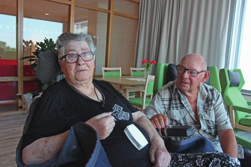 Gurli Svensson som bor på vård- och omsorgsboendet får dagliga besök av sin man Sigve Svensson.